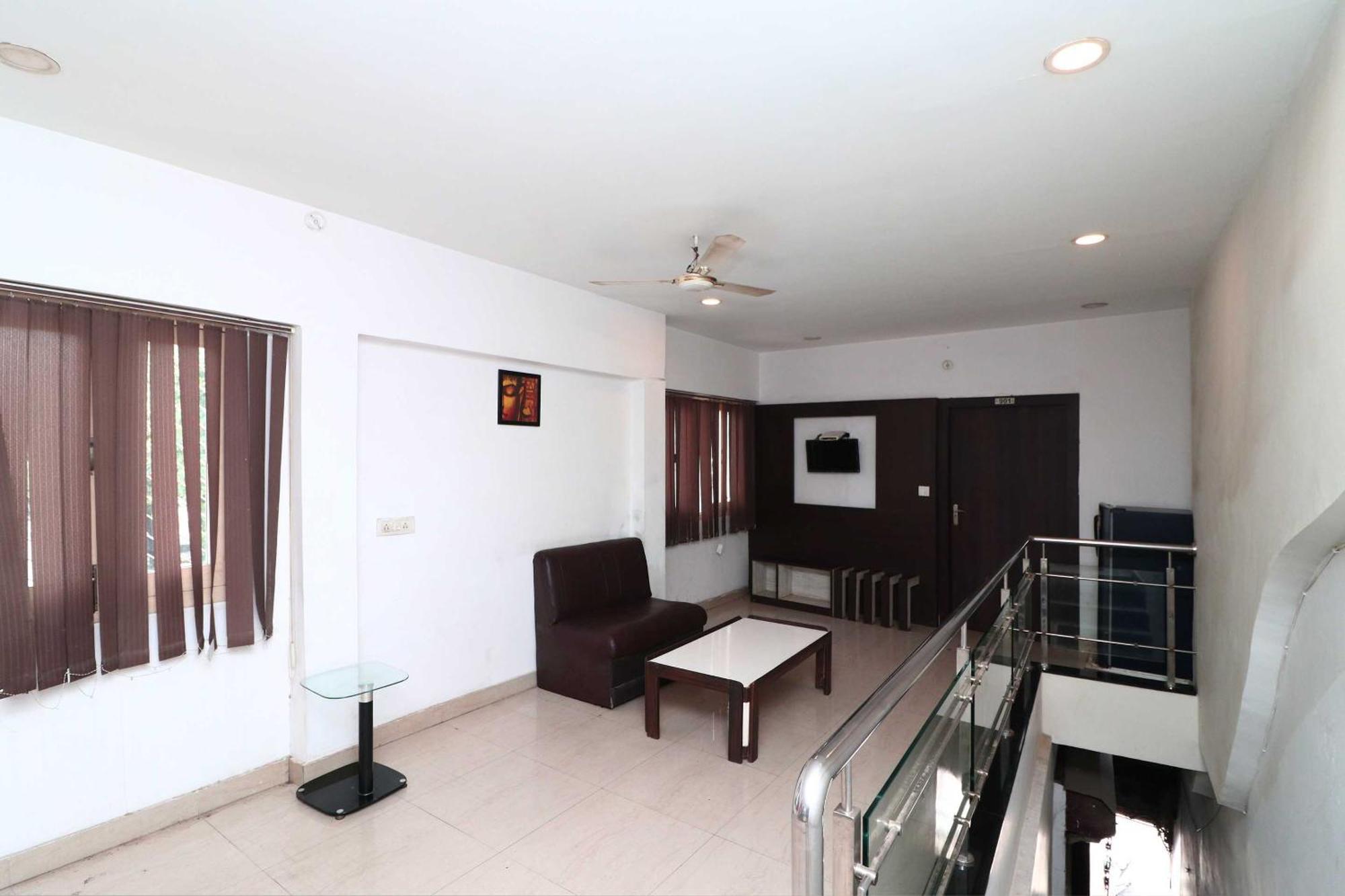 Oyo Flagship Hotel Krishna Chinhat Ngoại thất bức ảnh